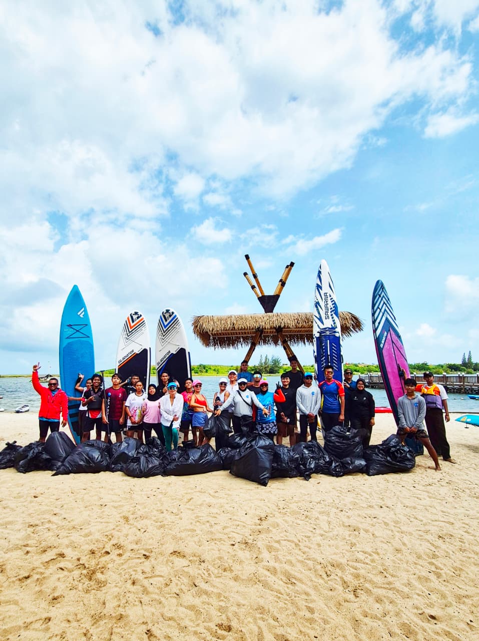 Komunitas Stand Up Paddle Peduli Pantai